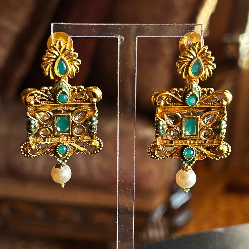 Stunning  old world vintage look.  Look of elegance, timeless classic